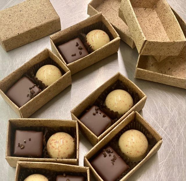 2 Pralinen mit Kaffee und Beeren