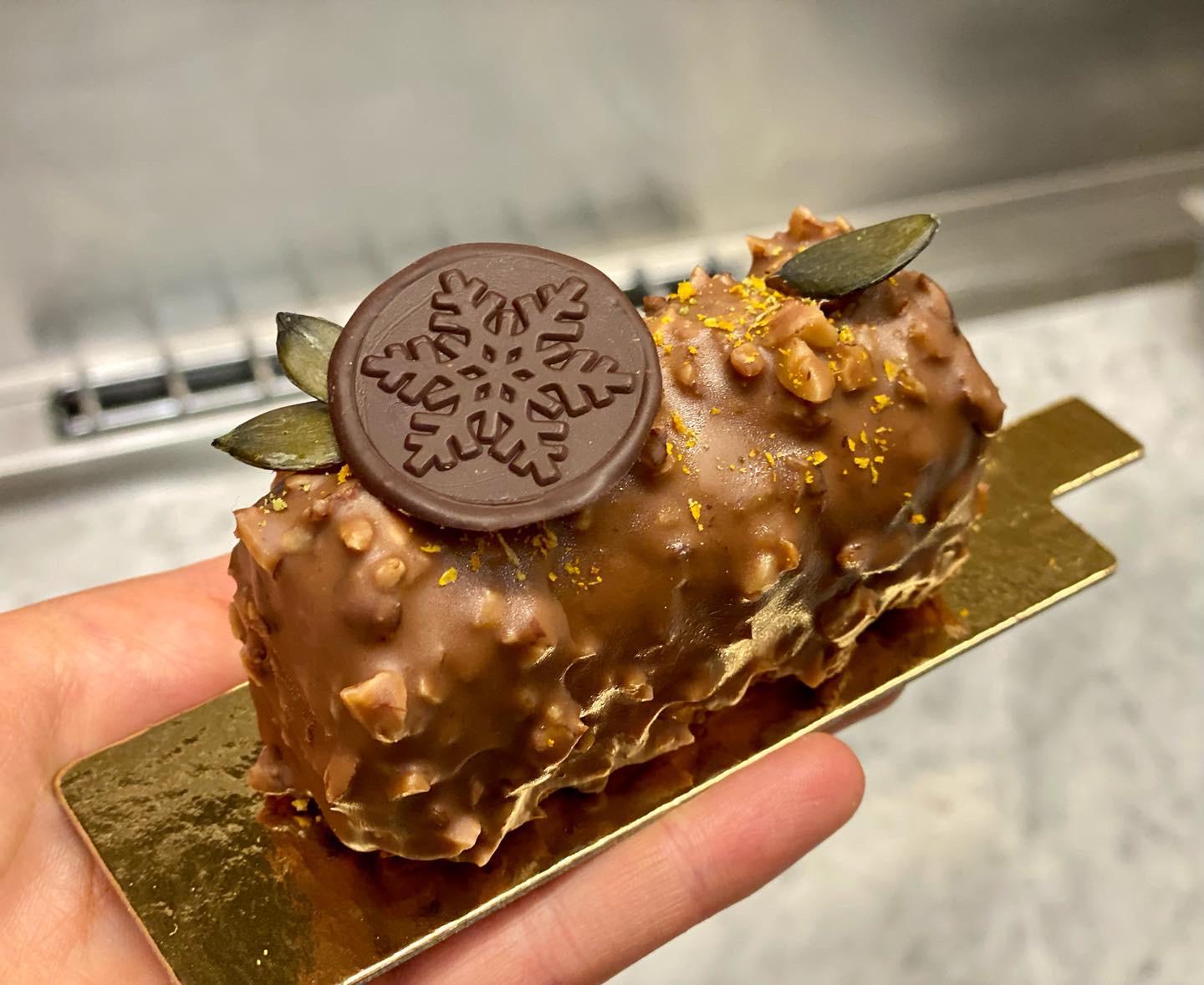 Bûche de Noël: VollmilchschokoladenSanddornmousse