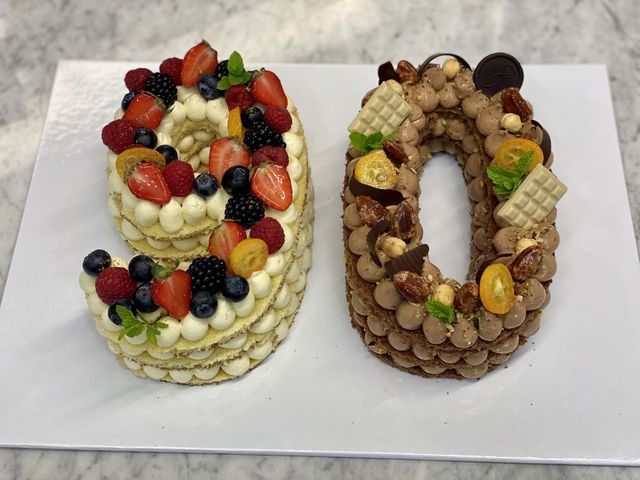 Zahlentorte aus leichter deutscher Vanillebuttercreme und saftigem Kakaobuiskuit