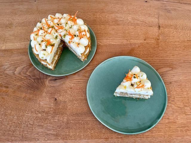 Saftige Möhrentorte mit Haselnüssen und Zitronenfrischkäsefrosting
