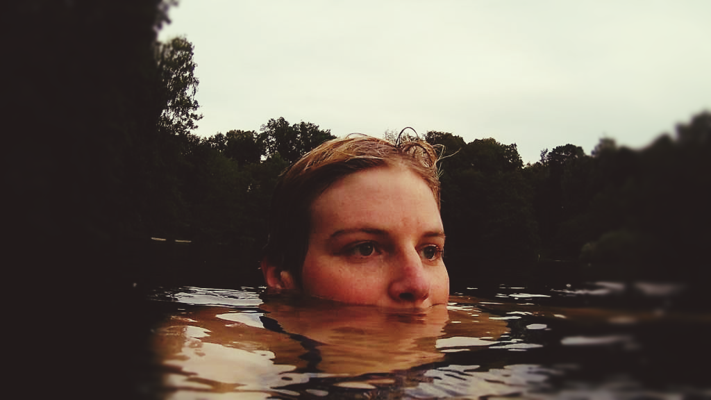 Das Bild zeigt eine Schwimmerin in einem Badesee in Deutschland.