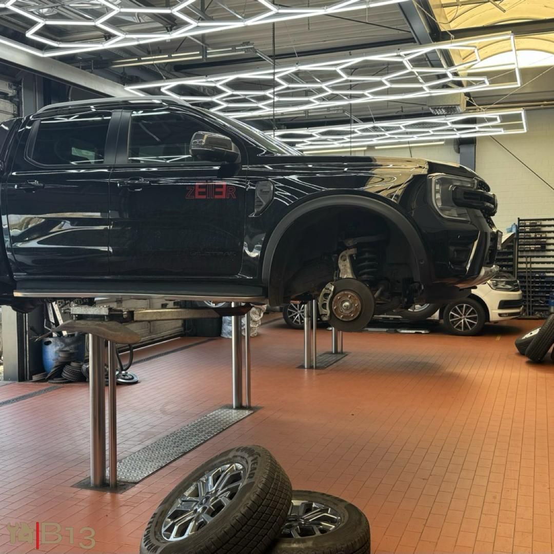 Reifenservice - Fahrzeugreifen sicher gestapelt im überwachten Winterlager der B13 Werkstatt – trocken und gut geschützt.