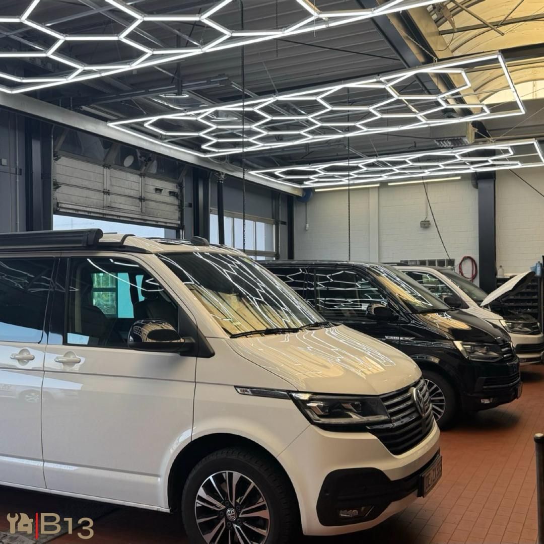 Innenansicht der B13 Kfz-Werkstatt in der Roßlauer Straße 102, Dessau-Roßlau, top modern ausgestatteter Werkstattbereich.