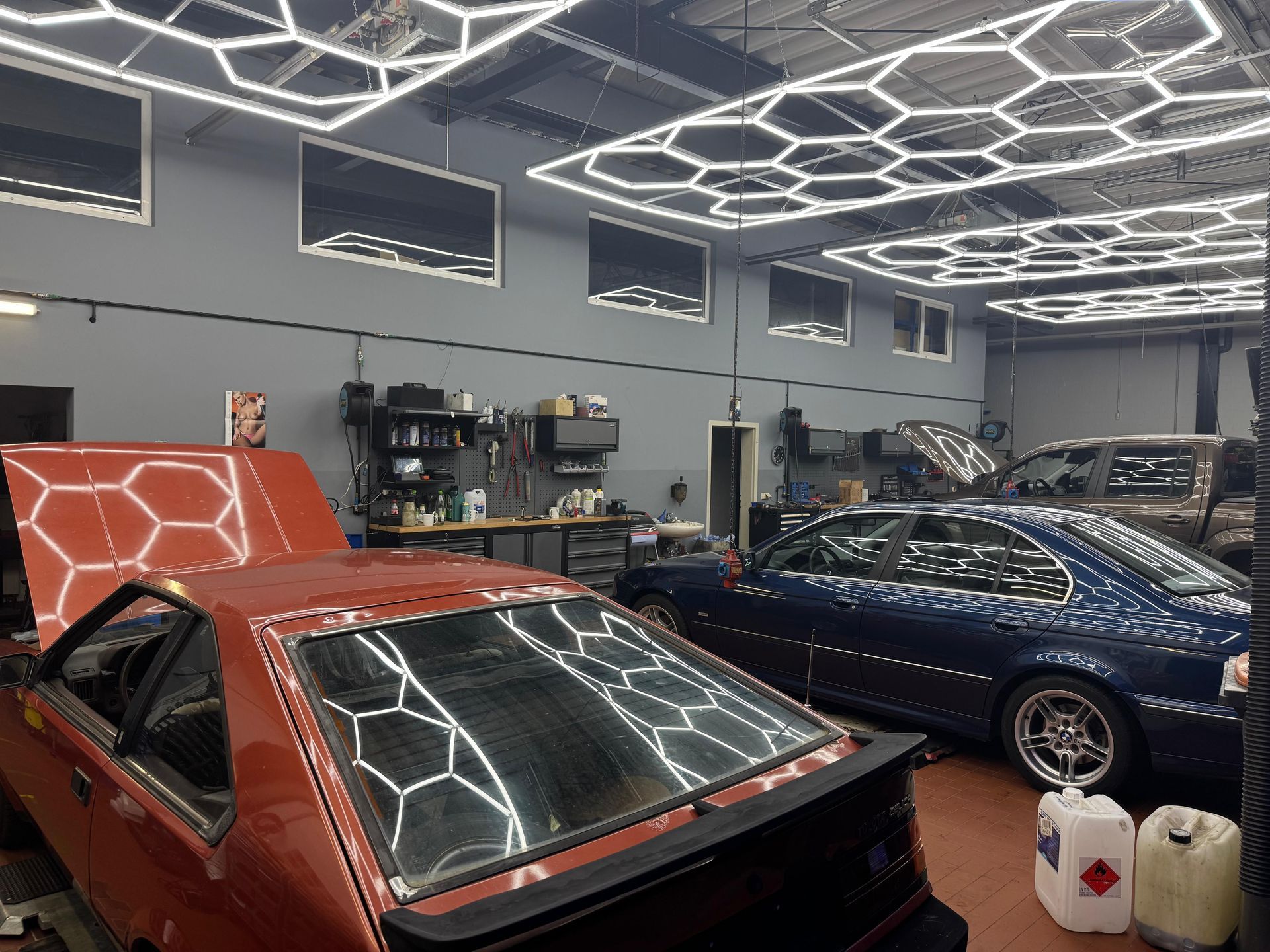 Innenansicht der B13 Kfz-Werkstatt in der Roßlauer Straße 102, Dessau-Roßlau, top modern ausgestatteter Werkstattbereich.