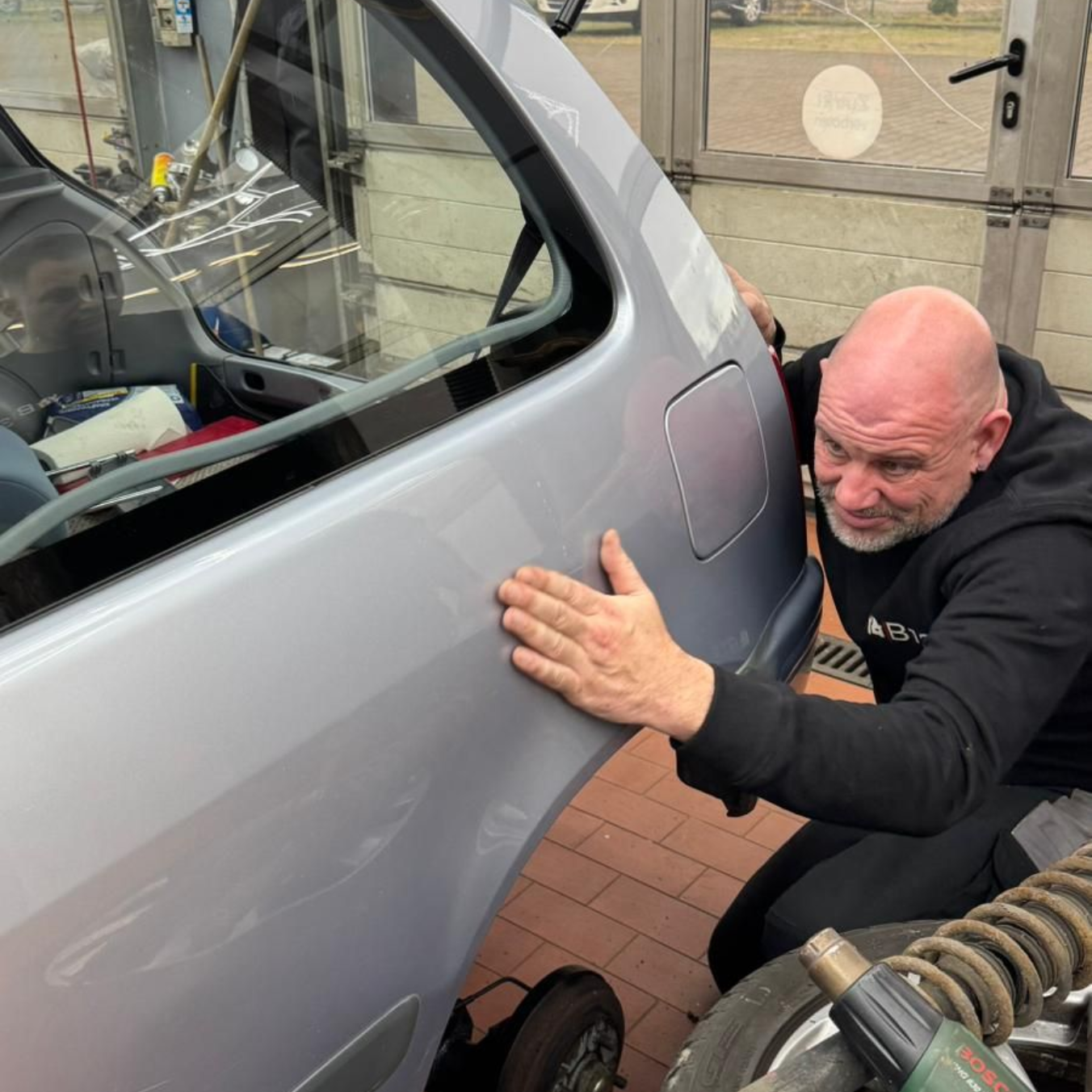 Andy Ziebe, Inhaber der B13 Werkstatt in Dessau-Roßlau, Spezialist für Gebrauchtwagen und Oldtimer-Restauration.