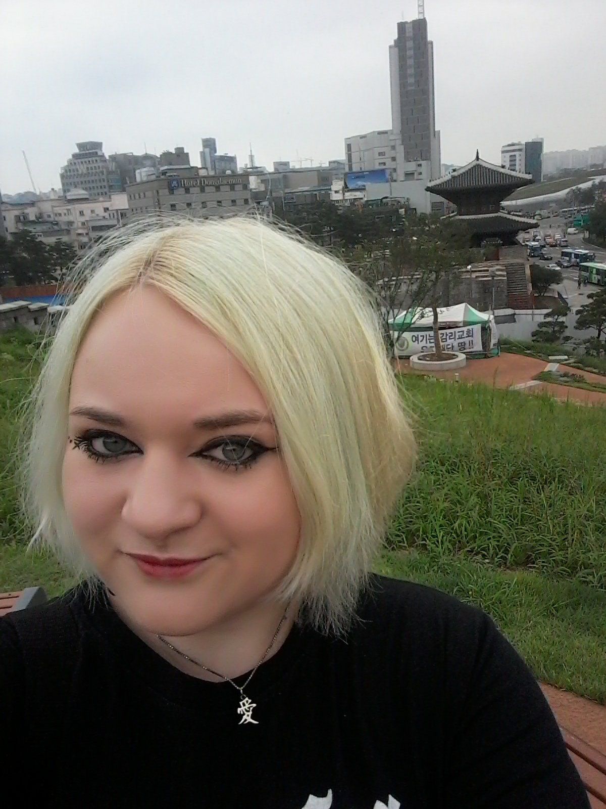 Frau Seoul Schwarz Wiese Stadt woman black green lawn city