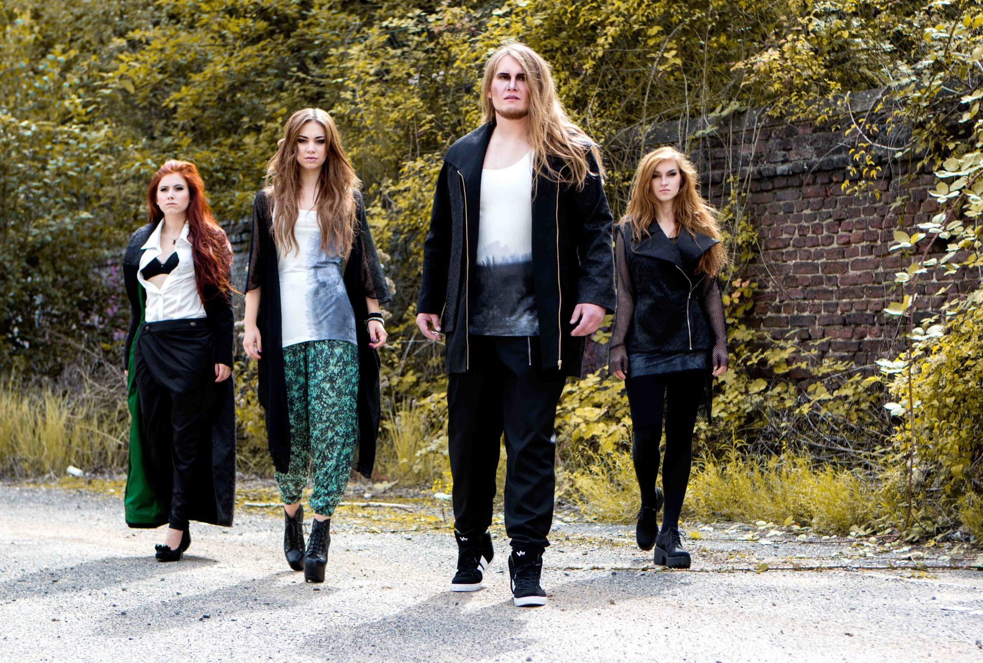 Leute Menschen Frauen Mann schwarz Hose Bluse Mantel Weste People man women black green trousers pants blouse vest