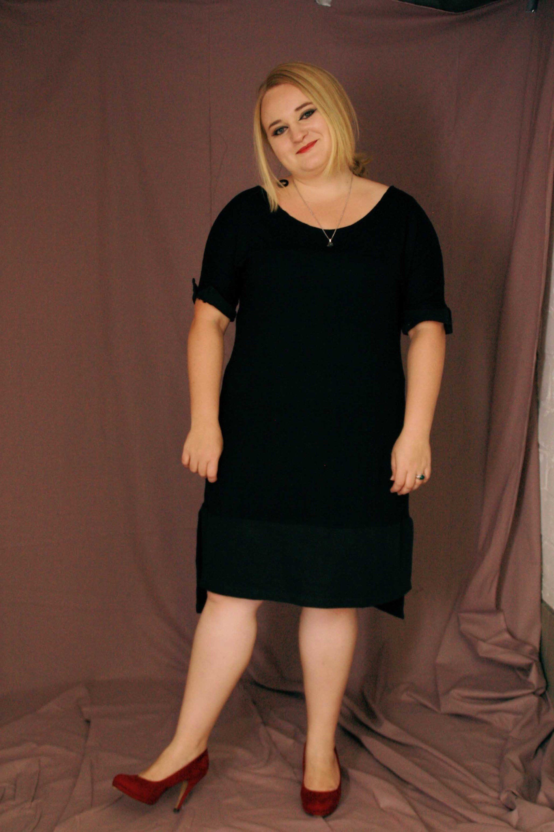 Frau Kleid schwarz woman dress black