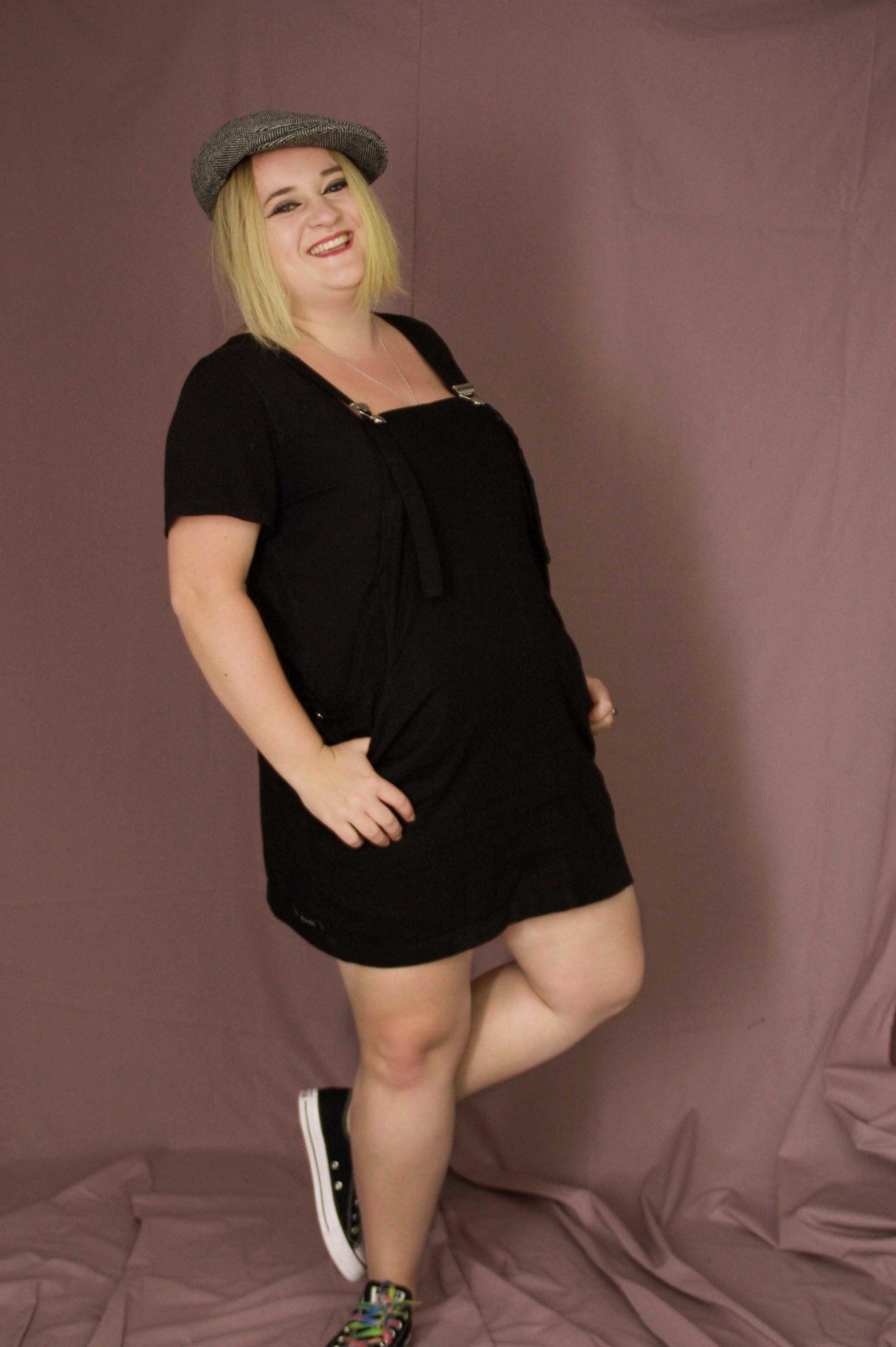 Frau Kleid Latzkleid Mütze schwarz woman dress hat black