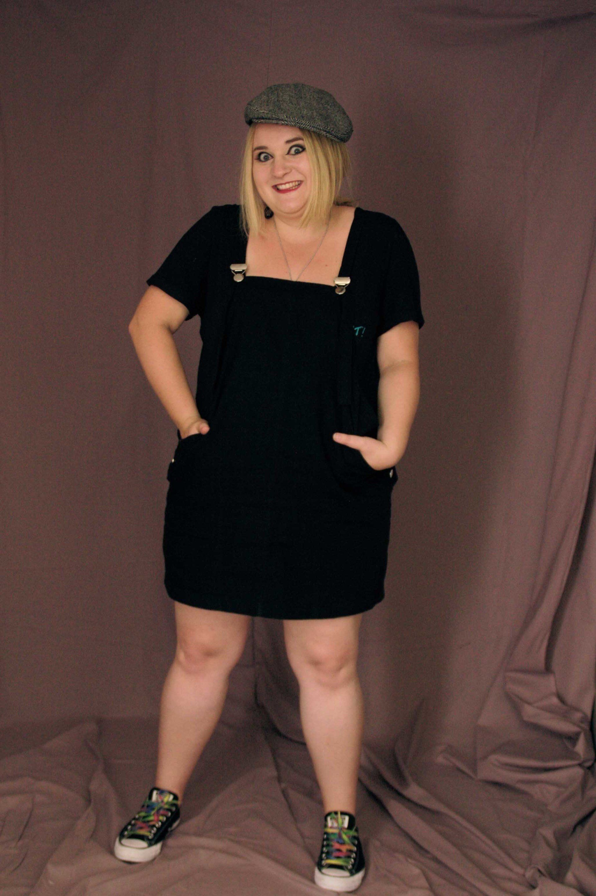 Frau Kleid Latzkleid Mütze schwarz woman dress hat black