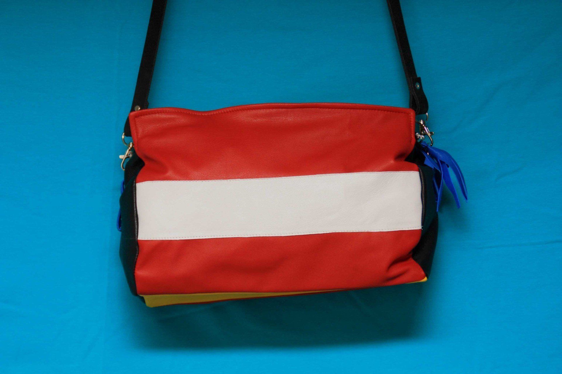 Tasche Leder bunt rot weiß gelb glau schwarz mittel
