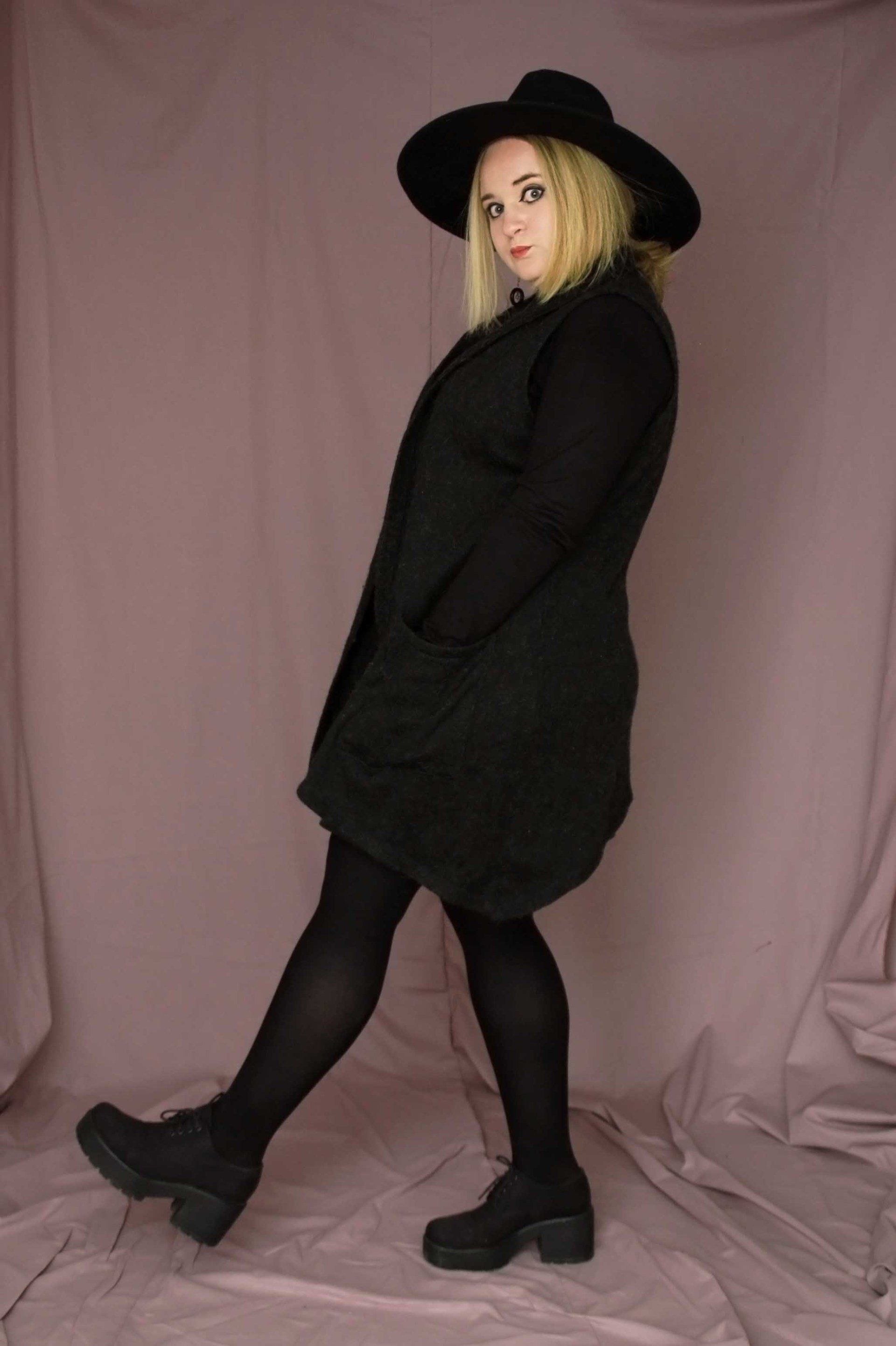 Frau Weste Hut schwarz woman vest hat black