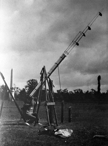 Lunette de 175 cm de B. Lyot, à lîle Bouchard vers 1926, équipée d'un paresoleil pour l'observation de Mercure. Crédits Observatoire de Paris