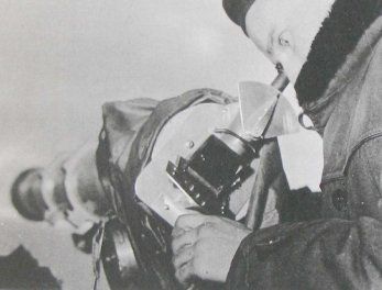 Audouin Dollfus mesurant le diamètre de mercure avec le micromètre à double image planétaire, Paris, Tour Eiffel, 1953. Crédits Observatoire de Paris