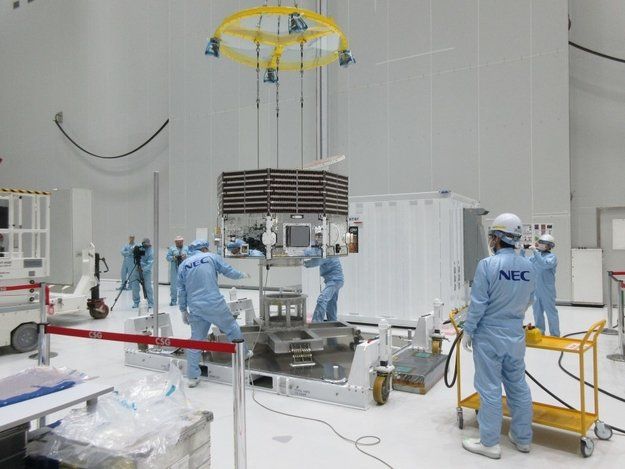 Le module MMO de la JAXA est sorti de son container après son arrivée à Kourou.