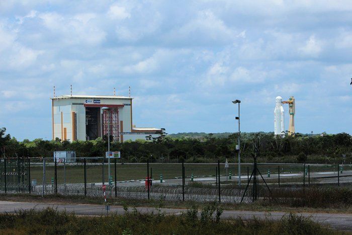 Le lanceur Ariane 5 est amené au grand hall d'assemblage finale, avant d'y placer au sommet la sonde BepiColombo.