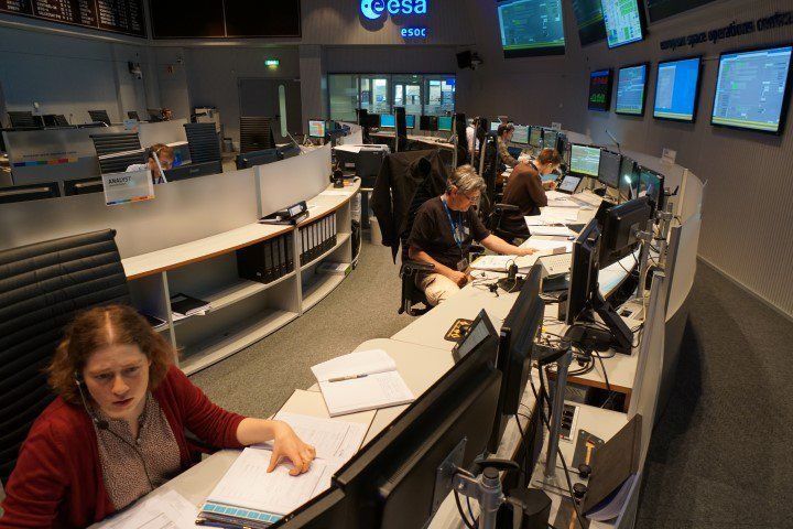 Les équipe de l'ESA s'entraine au centre des Opérations Spatiales en Allemagne pour le lancement et les premiers jours critiques de BepiColombo dans l'espace.