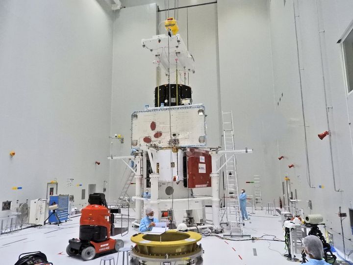 L'empilement du vaisseau spatial BepiColombo est complété. La dernière photo du port spatial montre les deux orbiteurs scientifiques sur le module de transfert, dans la configuration de lancement.