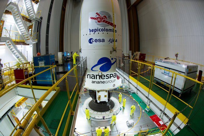 La coiffe d'Ariane 5, marquée des logos BepiColombo, ESA et JAXA,  est placée sur la sonde BepiColombo. La fusée est complètement assemblée.