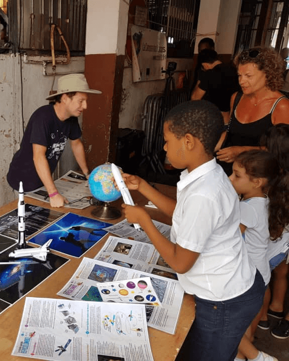 Lester David sur le stand de Planètes en Guyane au marché de Cayenne