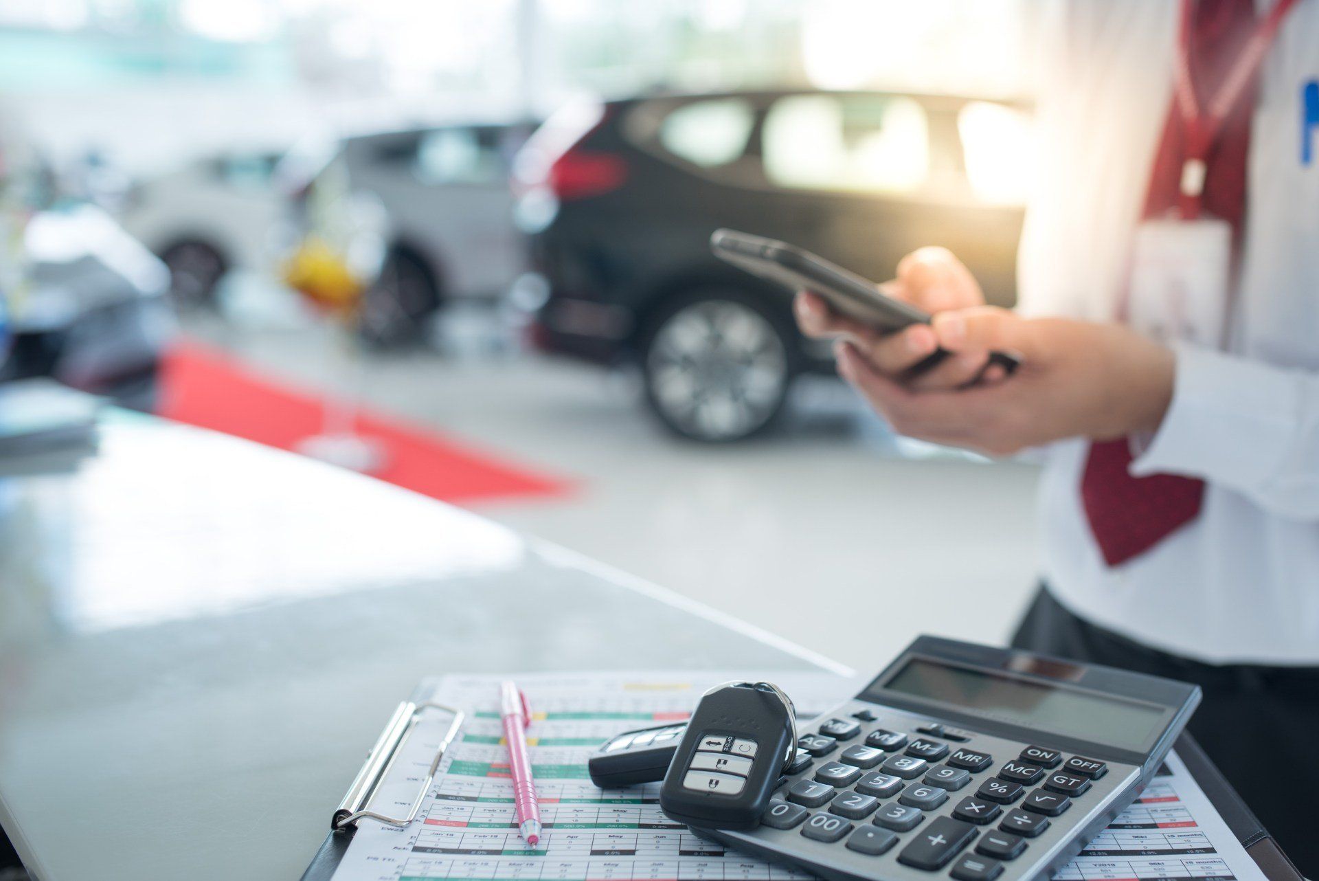 Handy mit Auto im Hintergrund