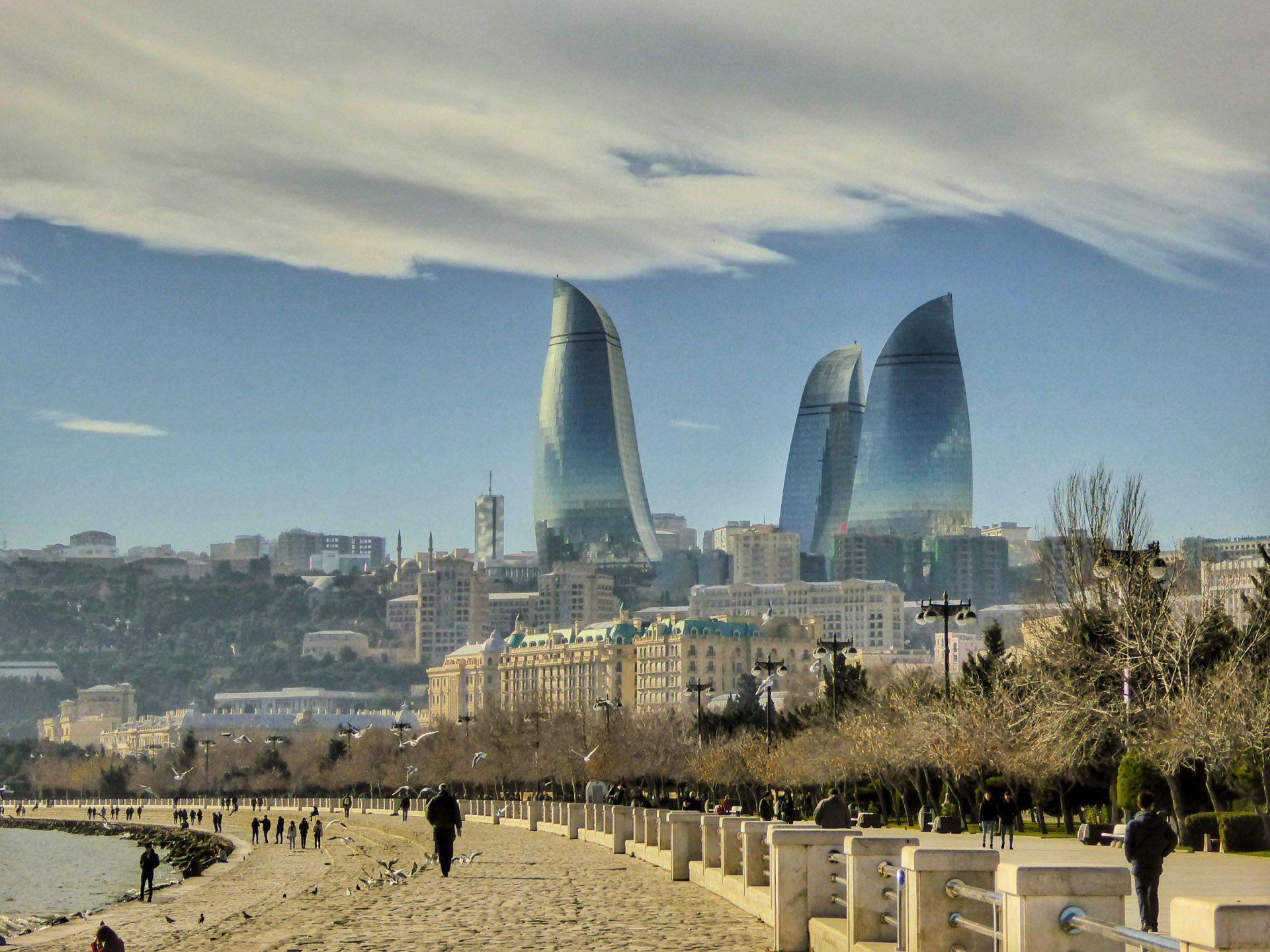 Baku, Flame Towers, Aserbaidschan, Azerbaijan, Sightseeing, City-Tour, Weltreise im Camper, Reiseblog, To The World's End