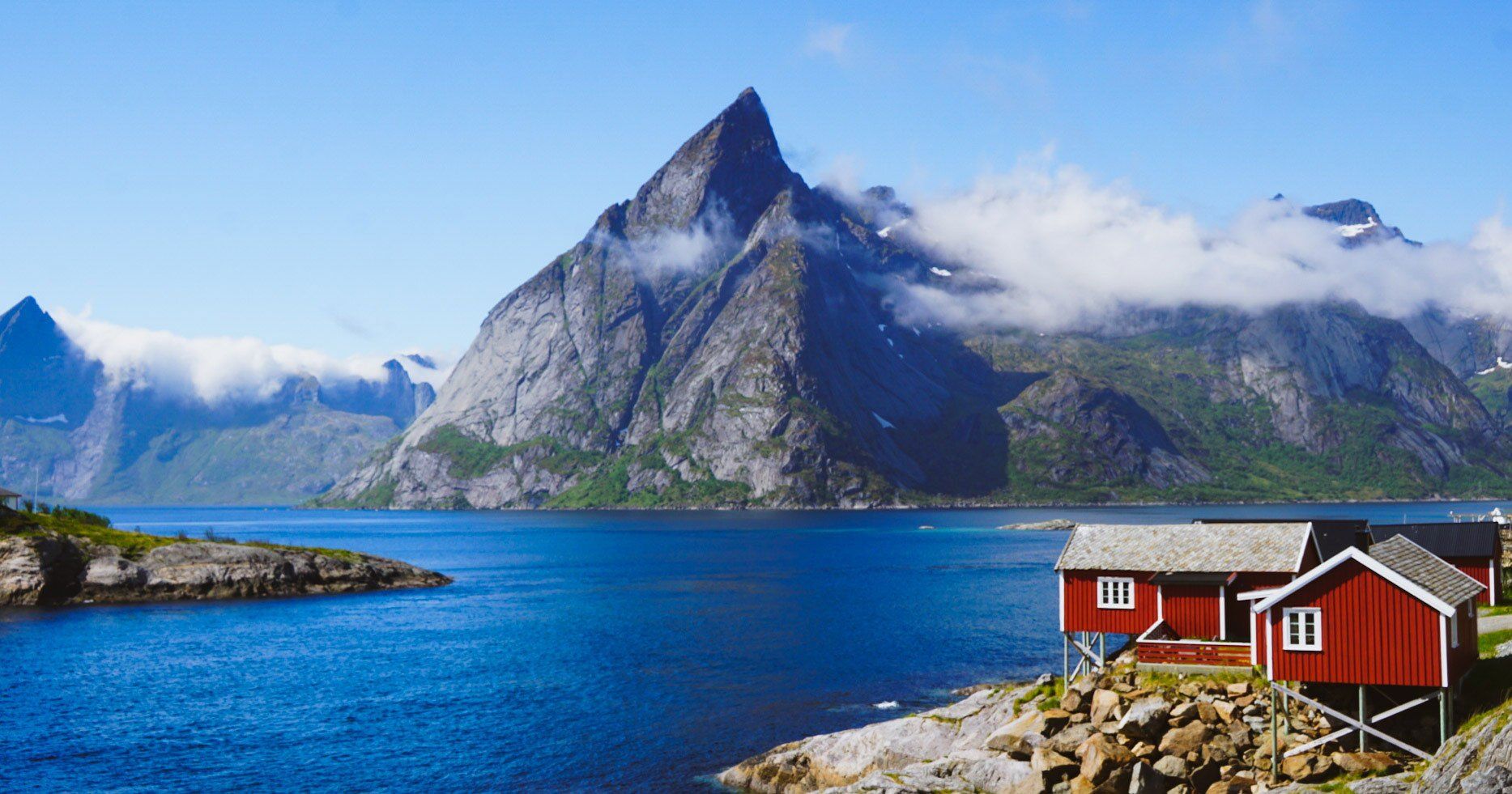 Fjorde in Norwegen, Holzhaus auf Lofoten in Norwegen, To The World's End, Weltreiseblog, Reiseblog, Weltreise