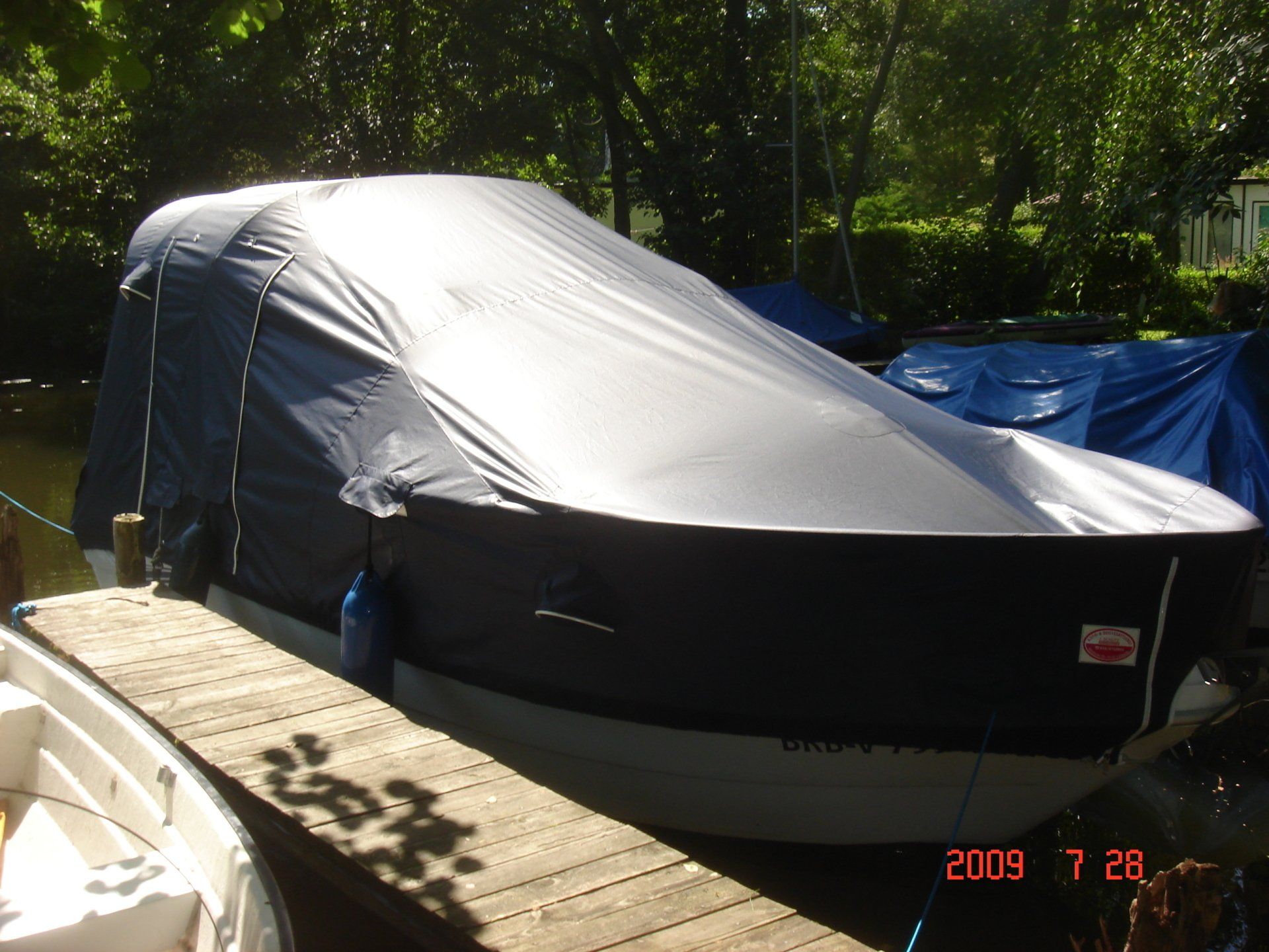 Dunkelblaue Hafenplane Motorboot