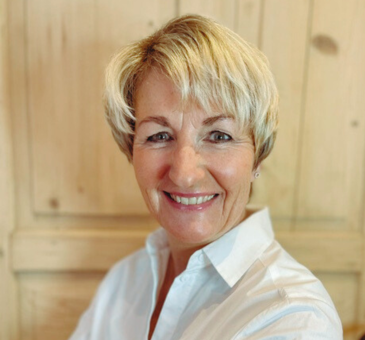 Cornelia Paul Profilbild Cornelia Paul Studioaufnahme