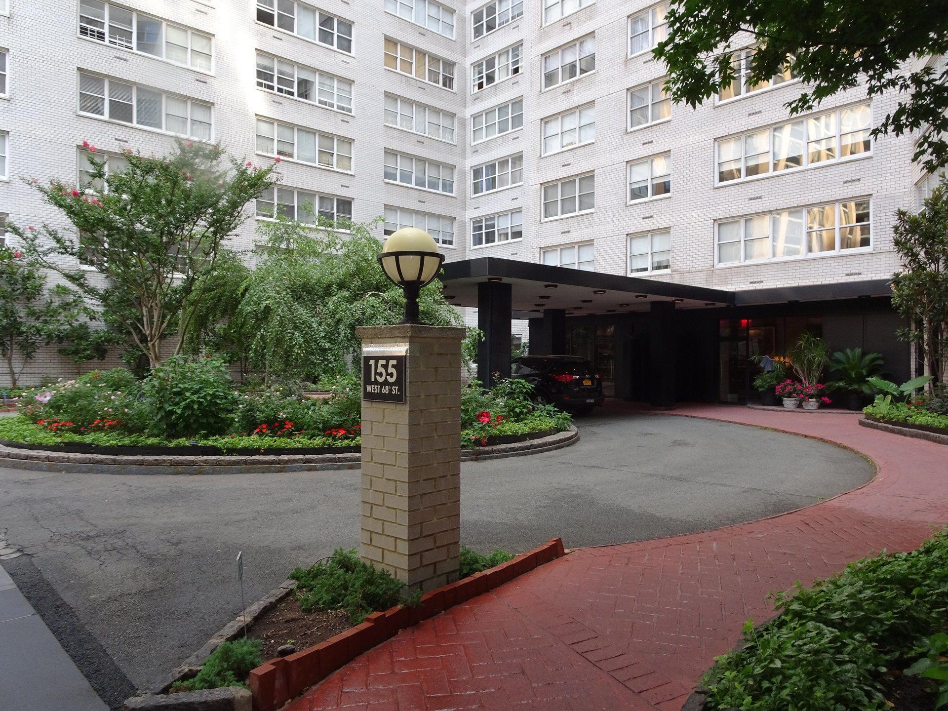 A picture of outside of Dr. Danian Wen, DDS' office