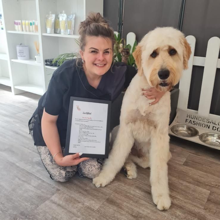 Lana Topmöller mit Hund und Zertifikat