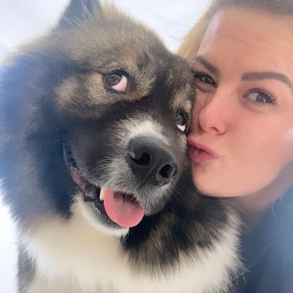 Lana Topmöller Selfie mit einem Hund