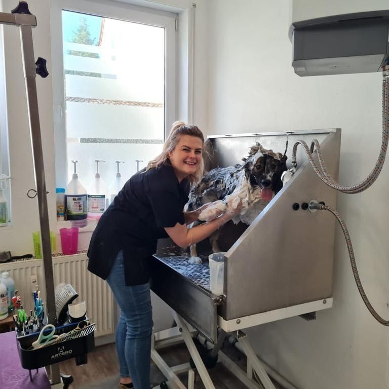 Lana Topmöller wäscht Hund in Hunde-Wanne