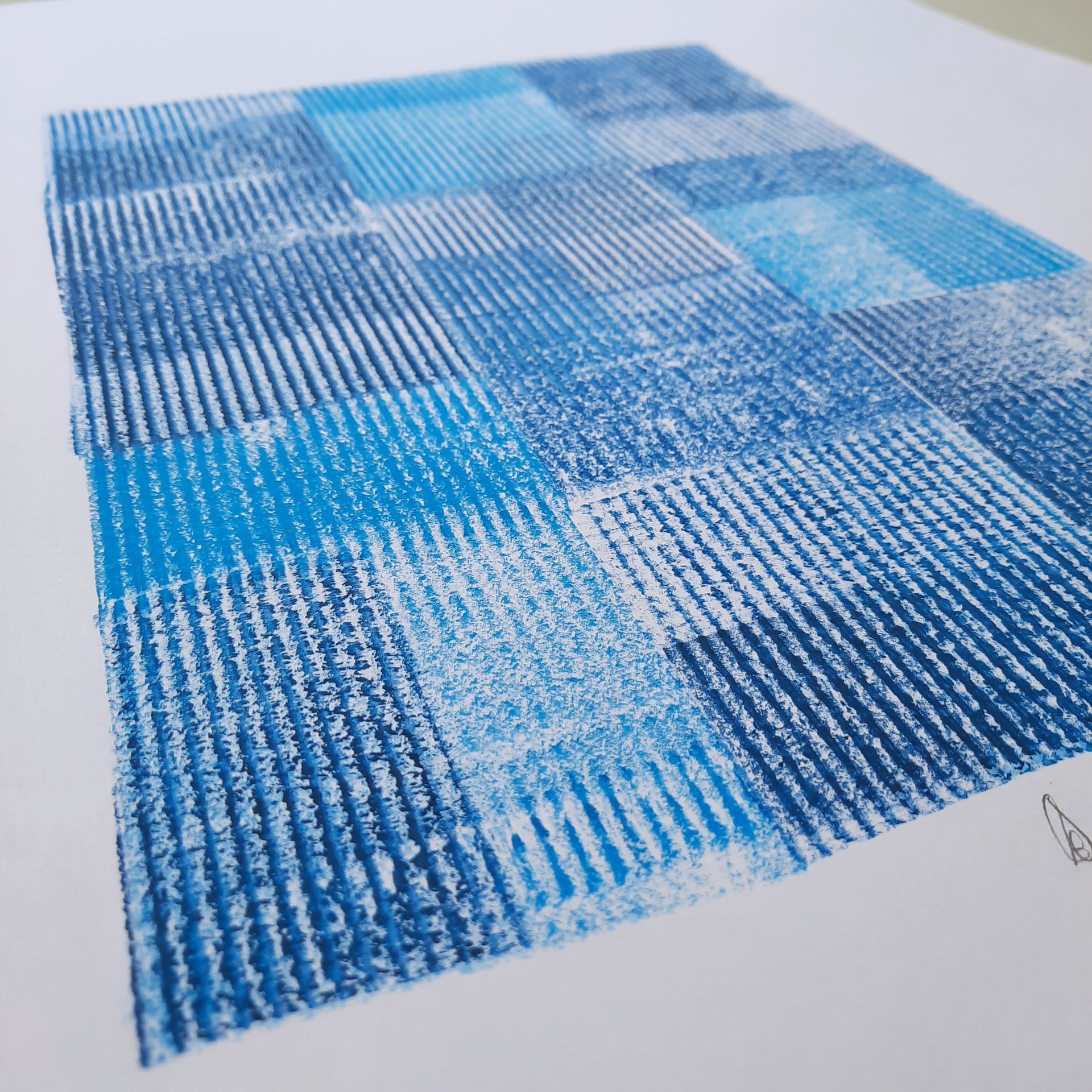 Schrägblick auf eine Grafik mit verschiedenen Blautönen. Man sieht die Streifen, die durch untergelegte Wellpappe entstanden.