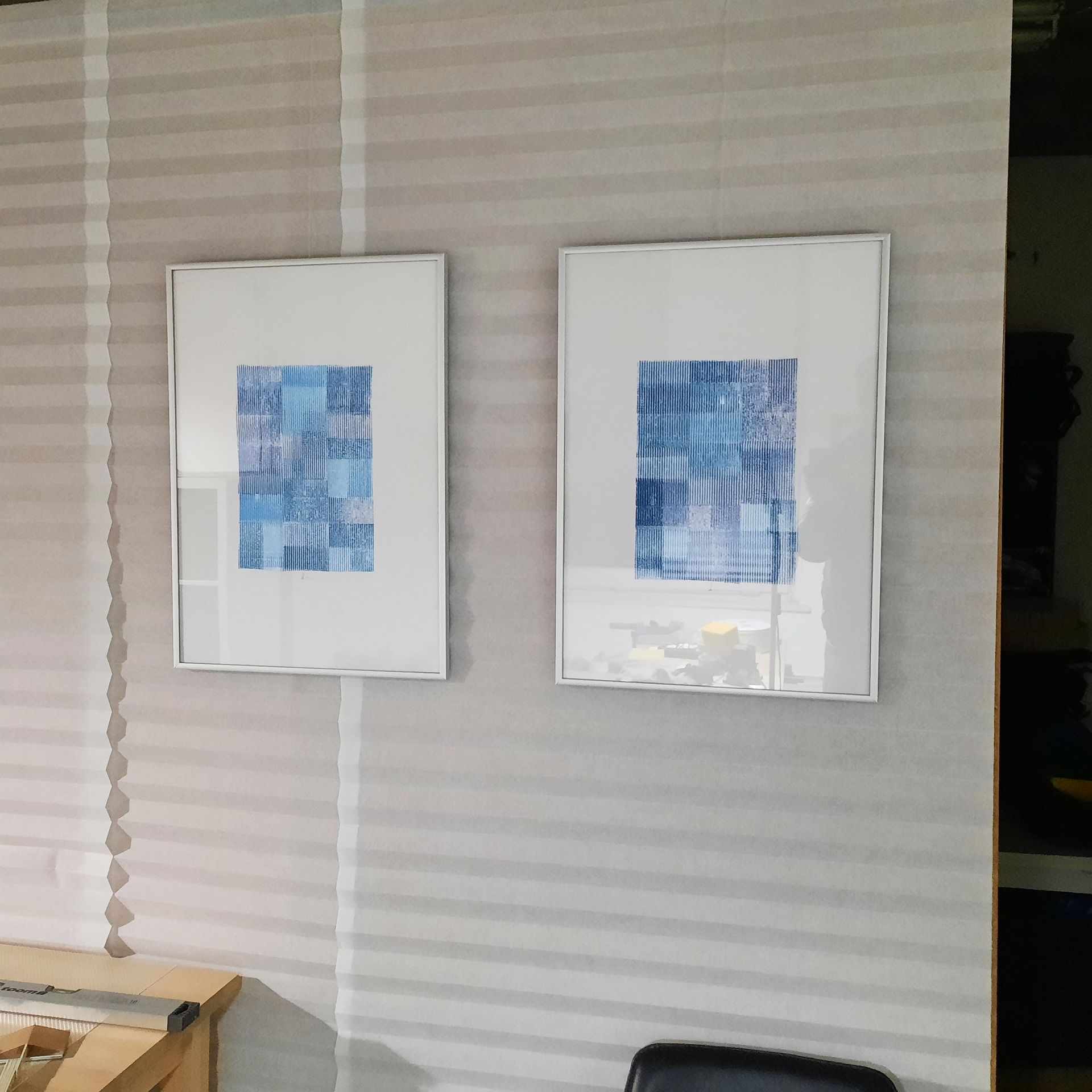 Zwei rechteckige Alurahmen mit Passepartout und den im Text beschriebenen Bildern. Die Hochformatbilder hängen nebeneinander.