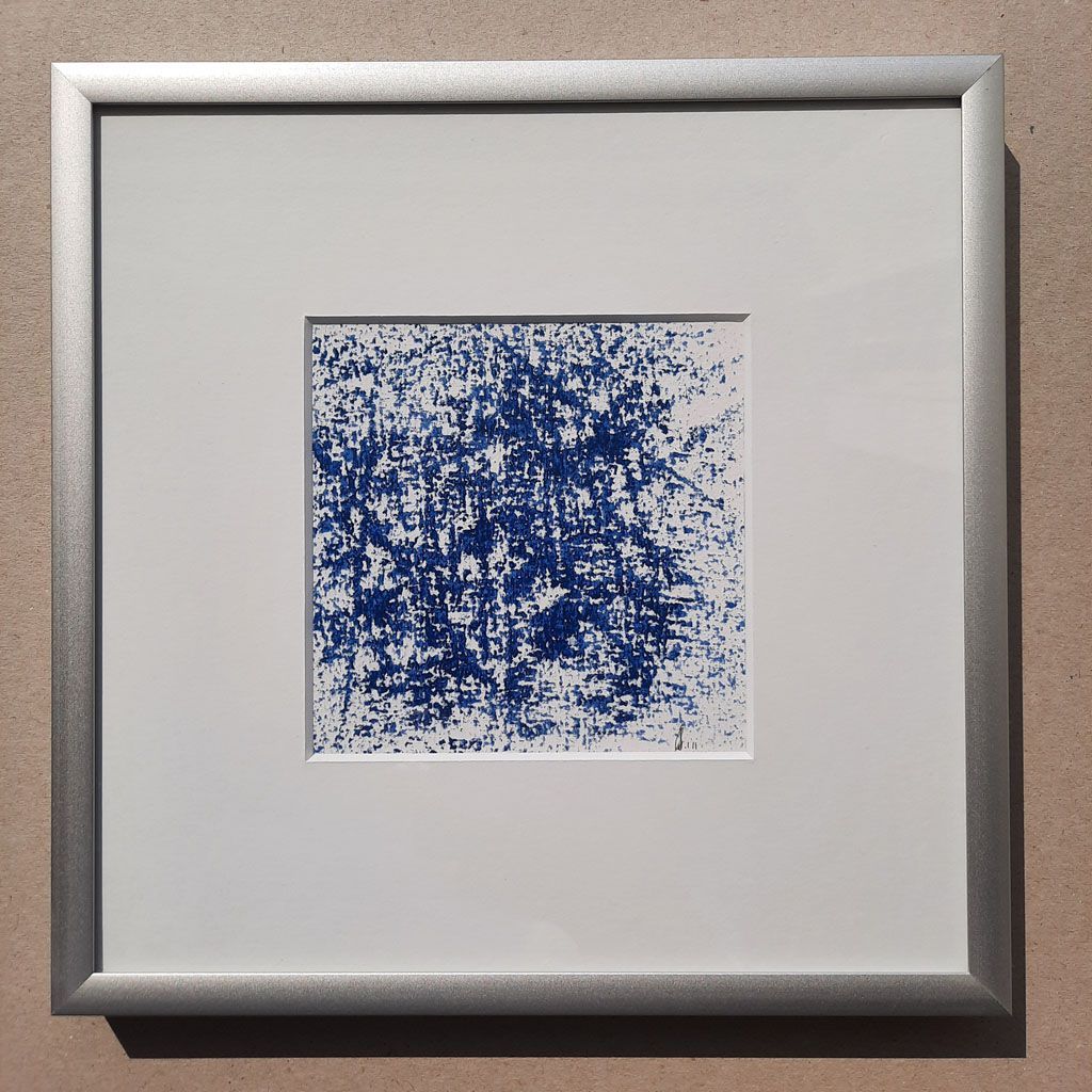 Quadratisches Bild mit blauer Farbstruktur auf weißem Hintergrund.