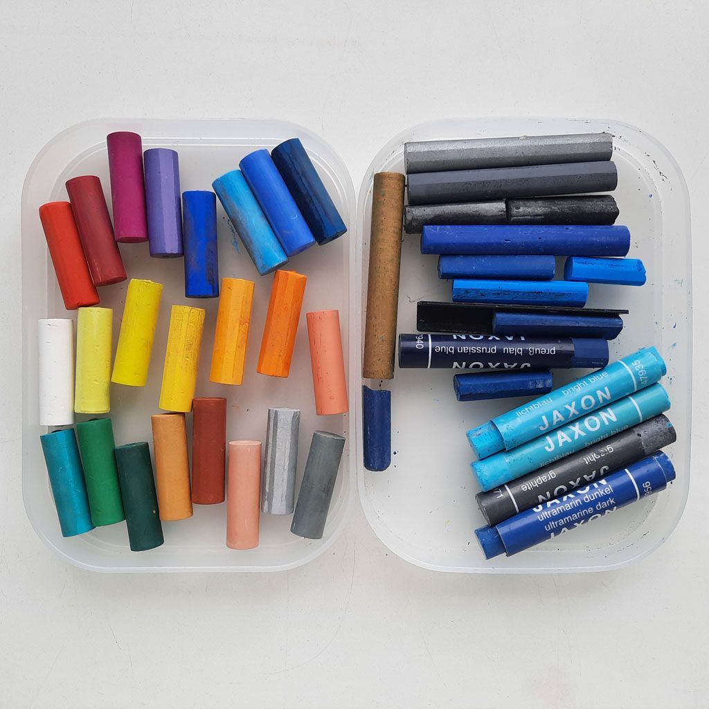 Zwei Schälchen mit Softpastell-Kreiden und Ölpastell-Kreiden.