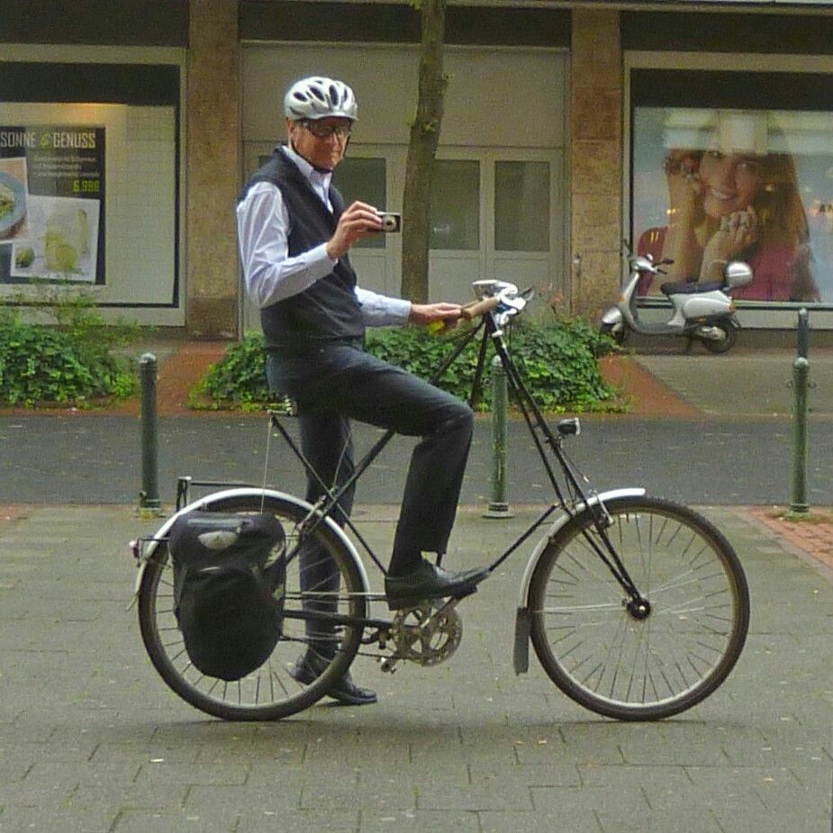 Selbstportrait auf einem hohen Pedersen-Fahrrad.