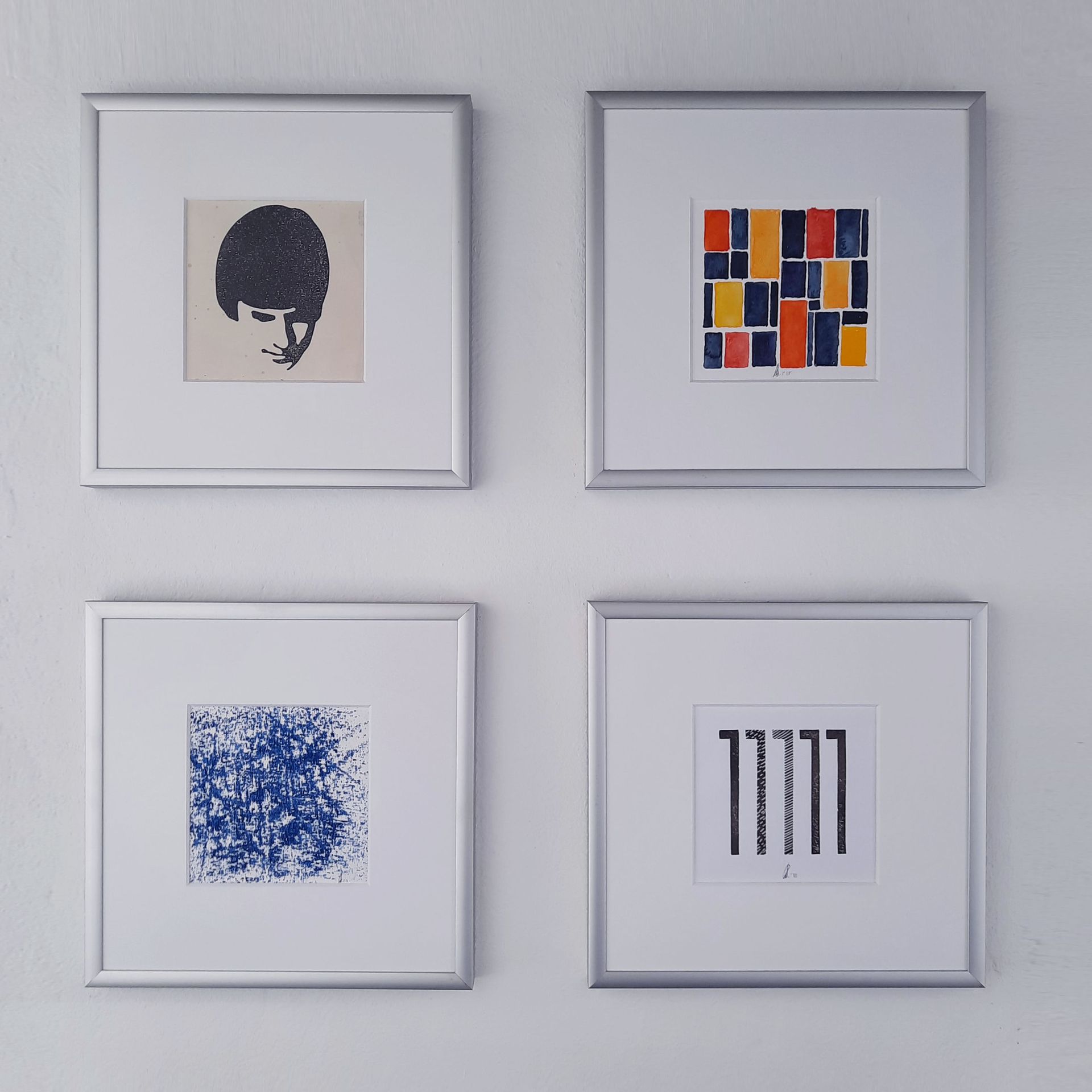 Vier quadratische Alurahmen mit Passepartout und den im Text beschriebenen Bildern. Die vier Bilder ergeben ein Quadrat.