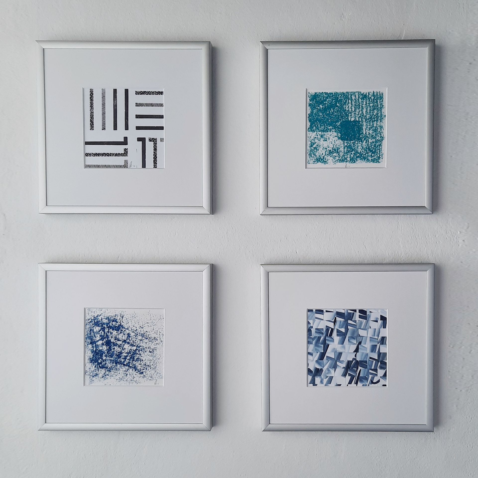 Vier quadratische Alurahmen mit Passepartout und den im Text beschriebenen Bildern. Die vier Bilder ergeben ein Quadrat.