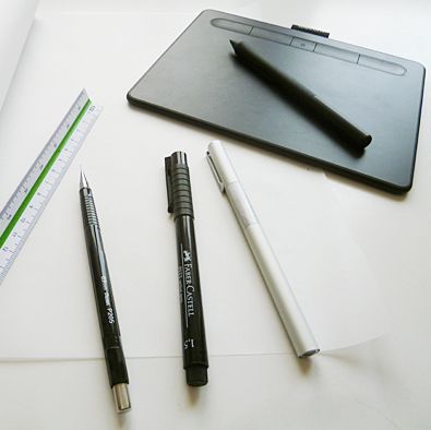 Auf einem Schreibtisch liegend: Ein Zeichentablett mit Stift, ein Füller, ein Filzstift, ein Druckbleistift und ein Maßstab.