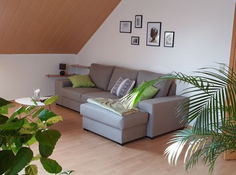 Hier ist ein Bild von: helles Wohnzimmer mit großem Sofa - Ferienwohnung Mein Sonnenschein.
