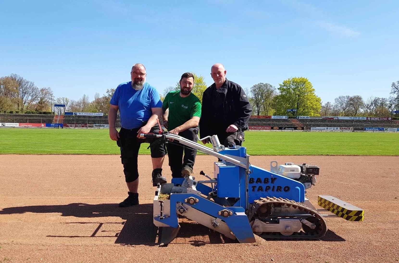 fiorentini Baby Tapiro reinigt Sportplatz in Frankfurt Oder