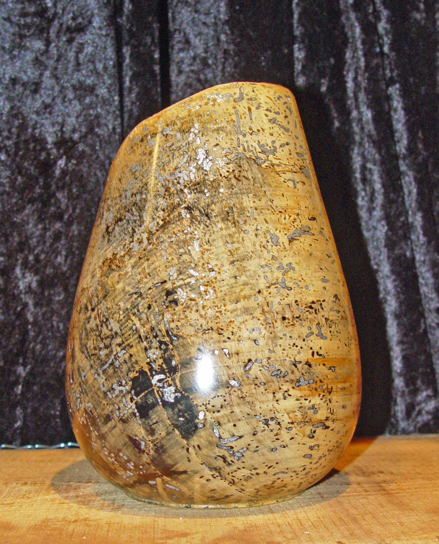 Vase Pappel  gestockt und wurmstichig, Wurmlöcher gefüllt mit Alugranulat, Kunstobjekt, Holzvase,  Vase, Kunsthandwerk, Handarbeit,