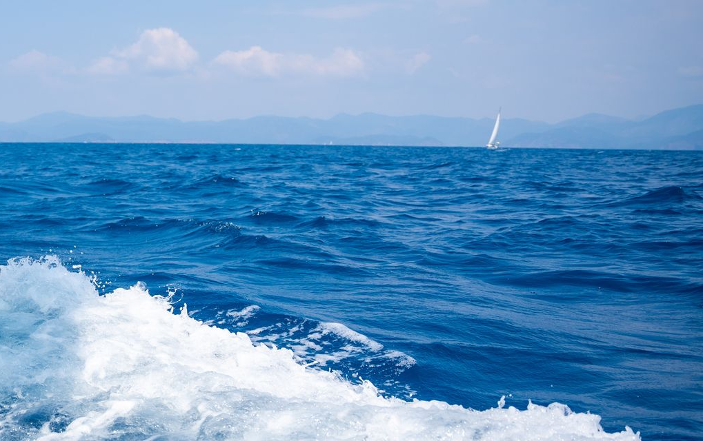 Segelboot auf dem Meer