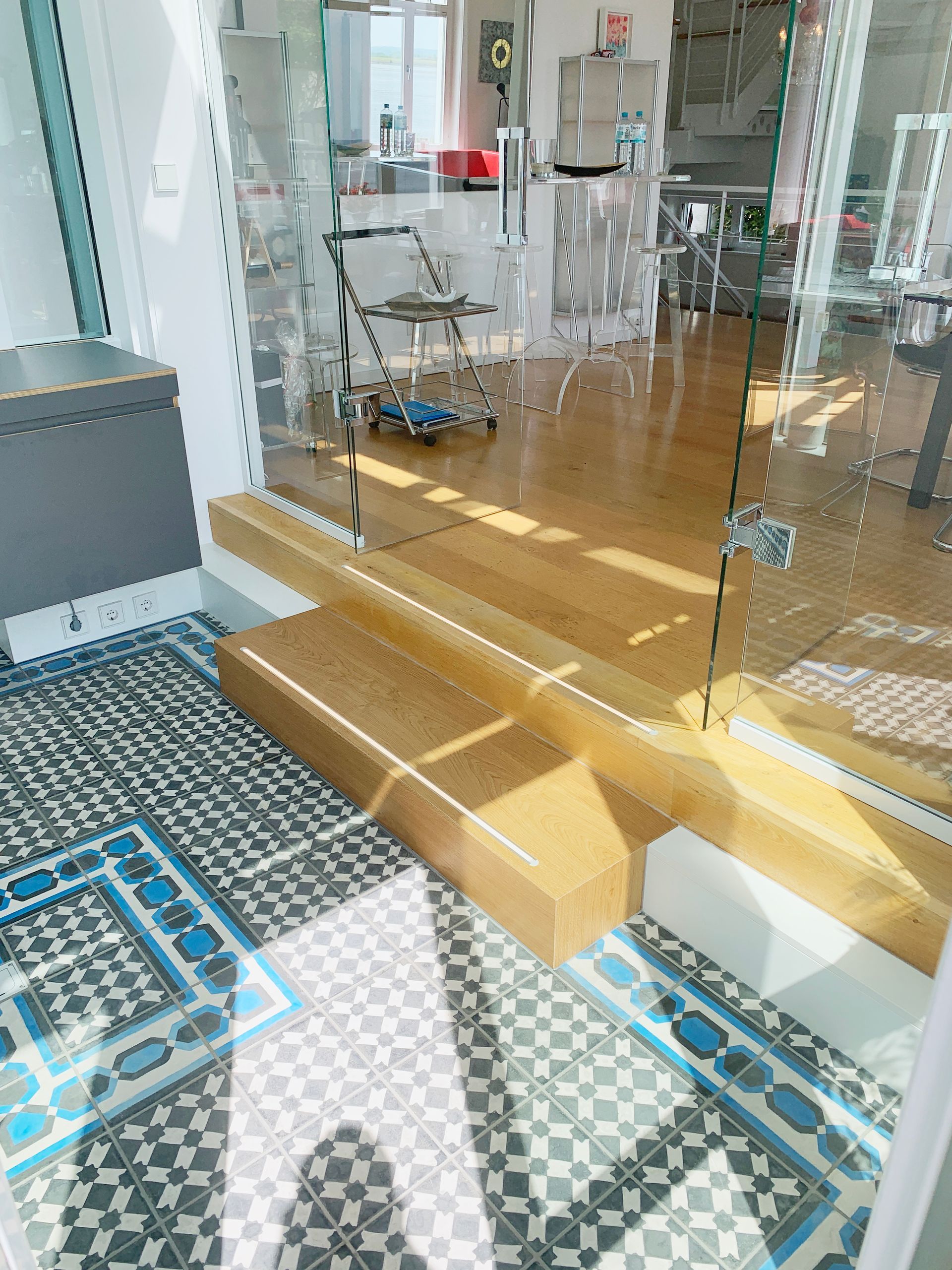 maßgeschneidertes Treppenelement aus Holz mit integrierter LED-Lichtleiste, maßgefertigtes Blockstufenelement