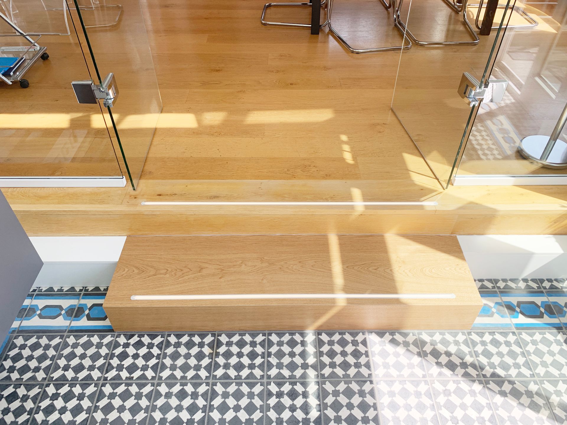 maßgeschneidertes Treppenelement aus Holz mit integrierter LED-Lichtleiste, maßgefertigtes Blockstufenelement