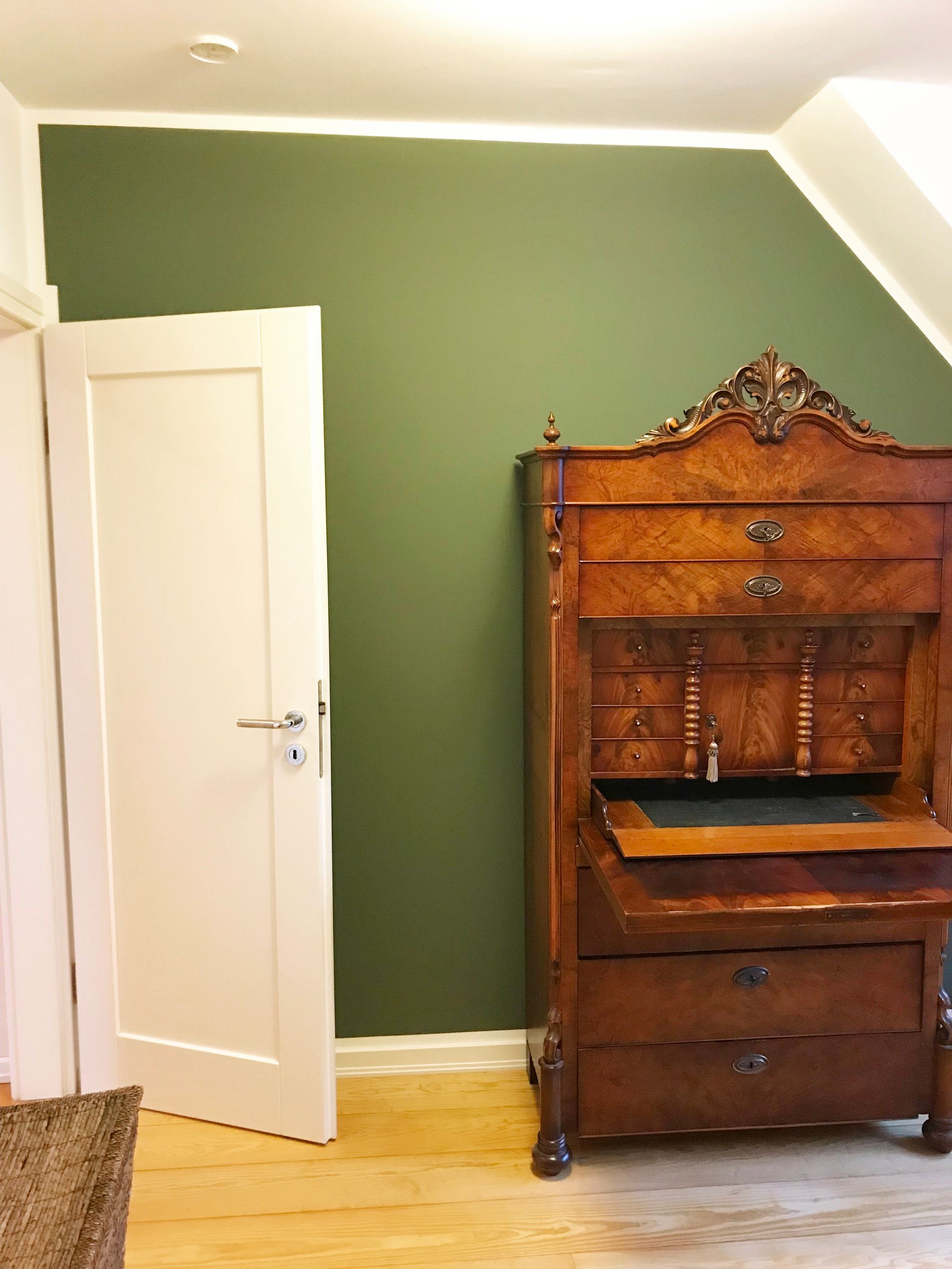 Wand in einem dunklen Grün gestrichen, Akzentwand, Farbberatung, Malerarbeiten