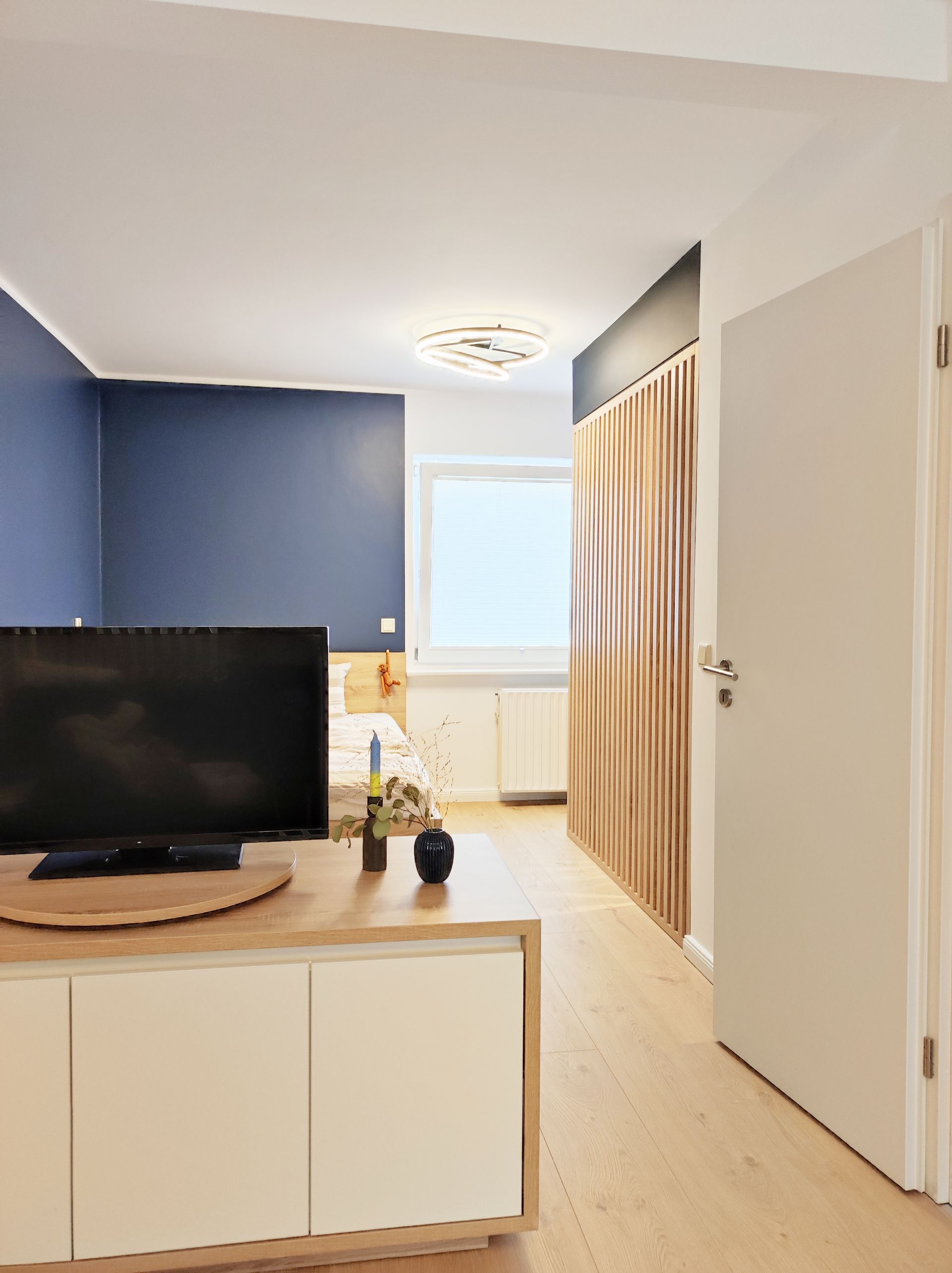 maßgefertigtes TV-Sideboard mit drehbarem Aufsatz, Stauraum, Jugendzimmer