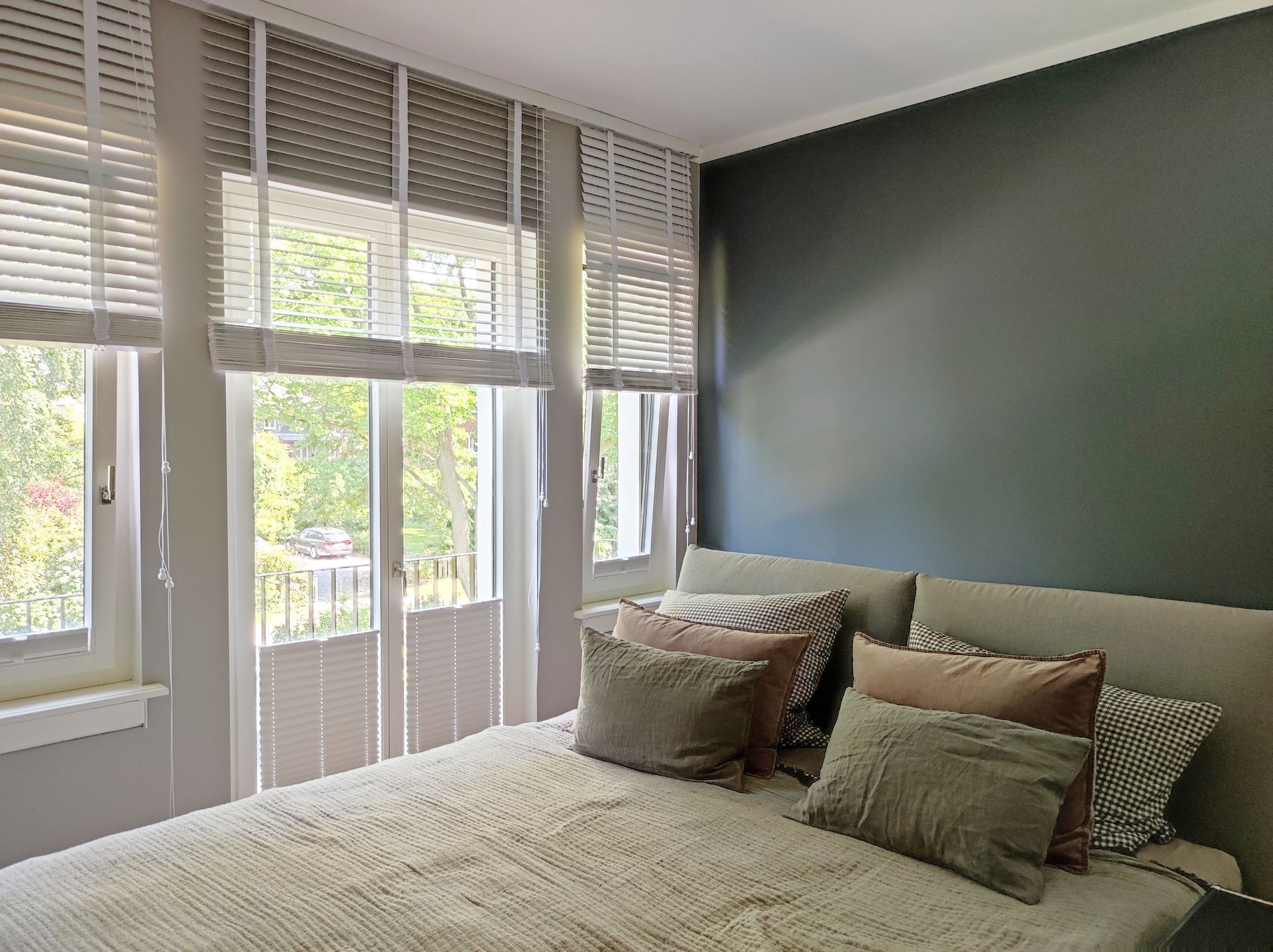 Schlafzimmer, modern, Bett, Kissen, Erdtöne, Jalousien, Fenster, Malerarbeiten